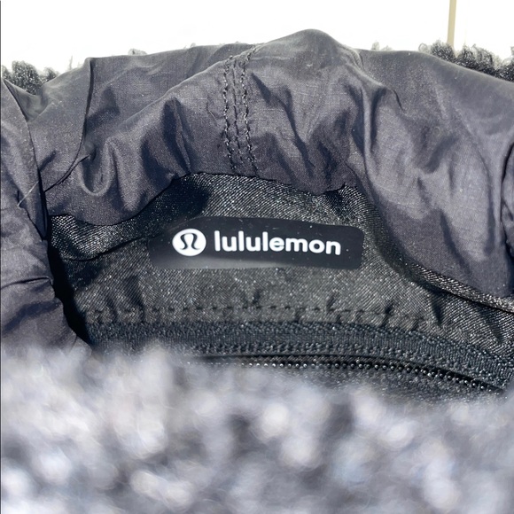 New LULULEMON Crossbody Fleece Bucket Bag 2.5L in Black Sherpa - Picture 10 of 10